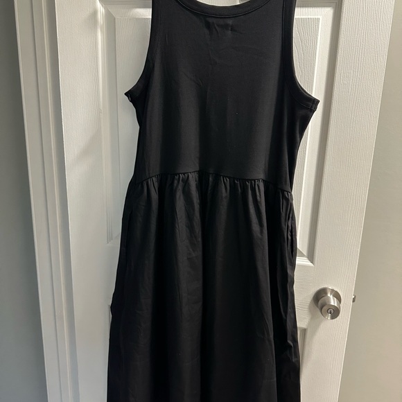 Elegant Black Midi Dress - Picture 5 of 6
